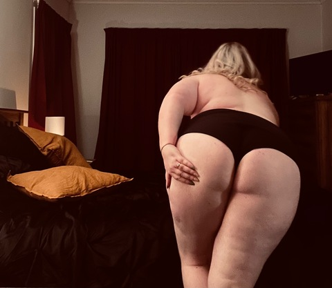 curvyqueen29 onlyfans leaked picture 2