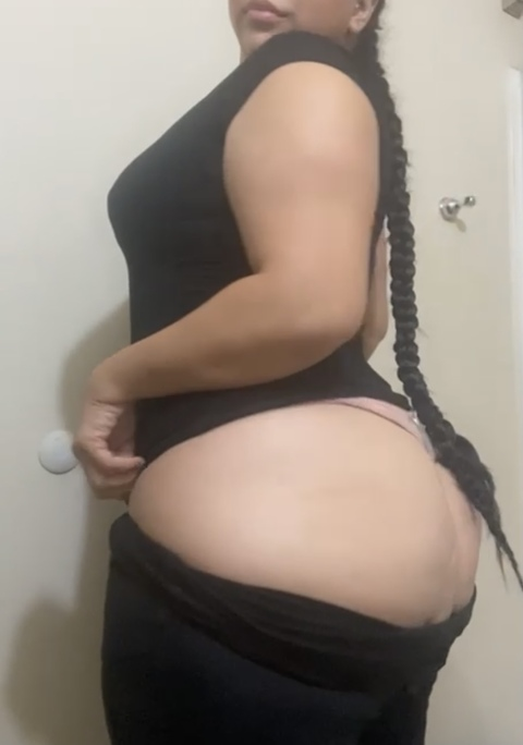 nellynellx onlyfans leaked picture 2