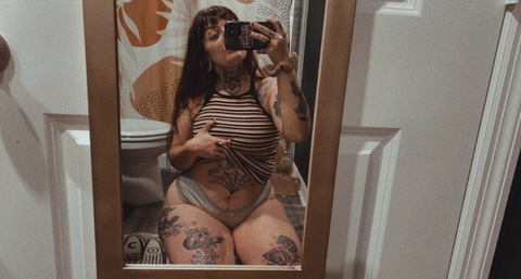 queencrybabyyy onlyfans leaked picture 2